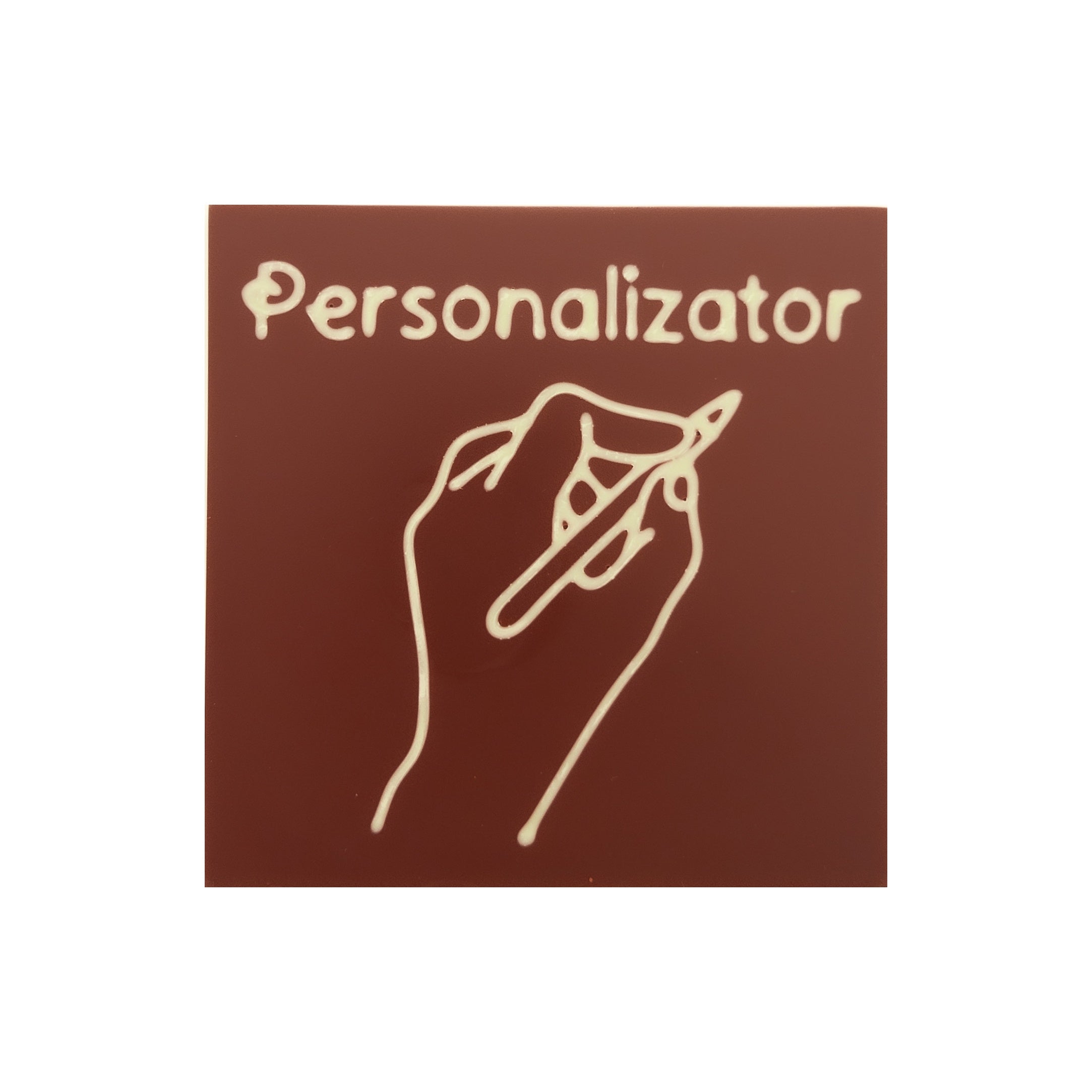 O tabletă de ciocolată belgiană de înaltă calitate, personalizată cu designuri imprimate artistic din ciocolată albă. Poți adăuga propriul tău text pentru a crea un cadou cu adevărat unic. Perfect pentru orice ocazie – zi de naștere, aniversare, sărbători sau pur și simplu pentru a face o surpriză dulce cuiva drag.
