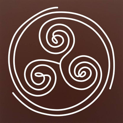 Tableta din ciocolata – Spirala triskelion – model alb pe ciocolata
