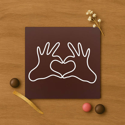 Hands Framing Heart – cadou pentru cupluri