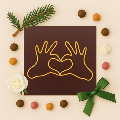 Hands Framing Heart – cadou pentru cupluri